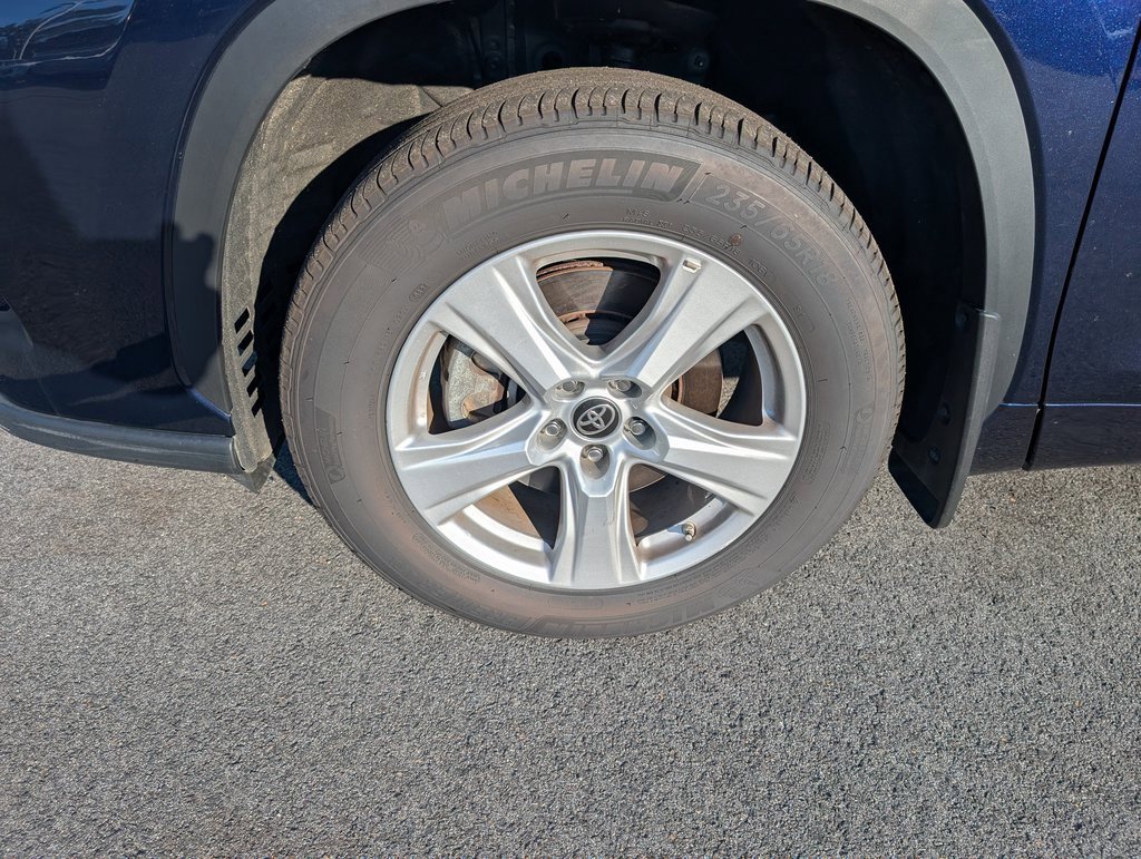 Used 2024 Toyota Highlander LE image 12