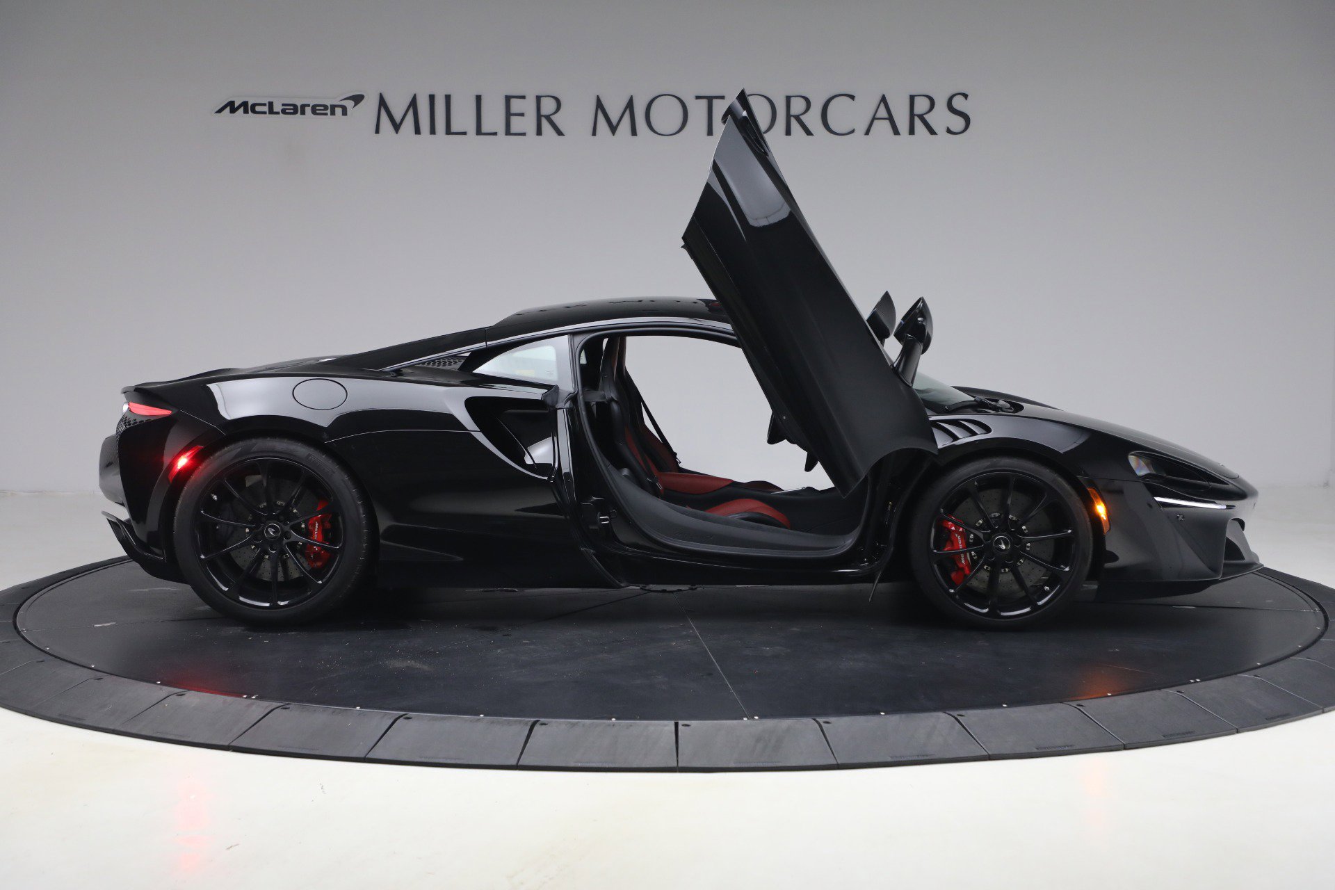 Used 2024 McLaren Artura RWD image 19
