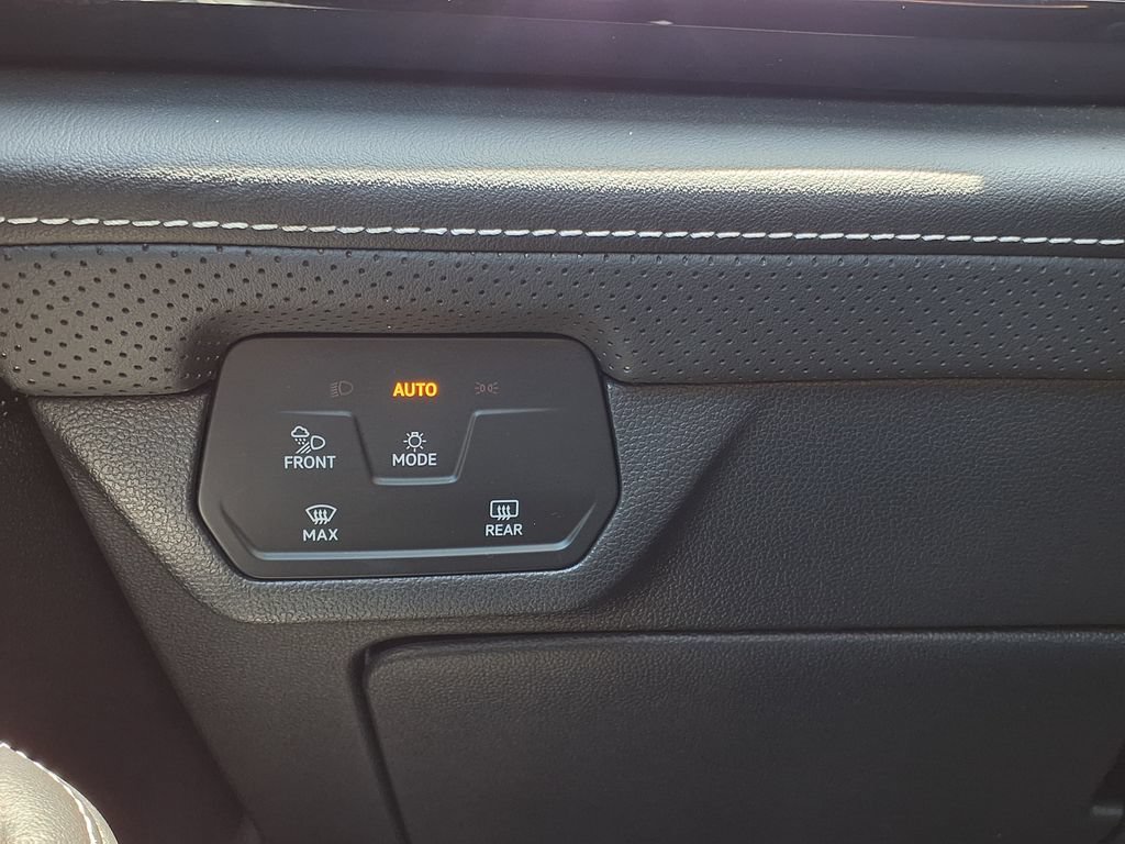 Used 2025 Volkswagen Atlas Cross Sport SE FWD image 35