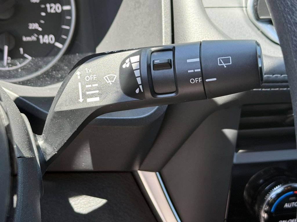 Used 2023 Nissan Rogue SV AWD/4WD image 18