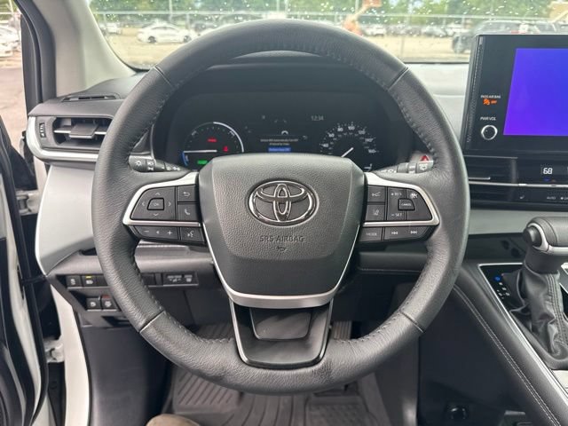 Used 2025 Toyota Sienna XLE FWD image 27