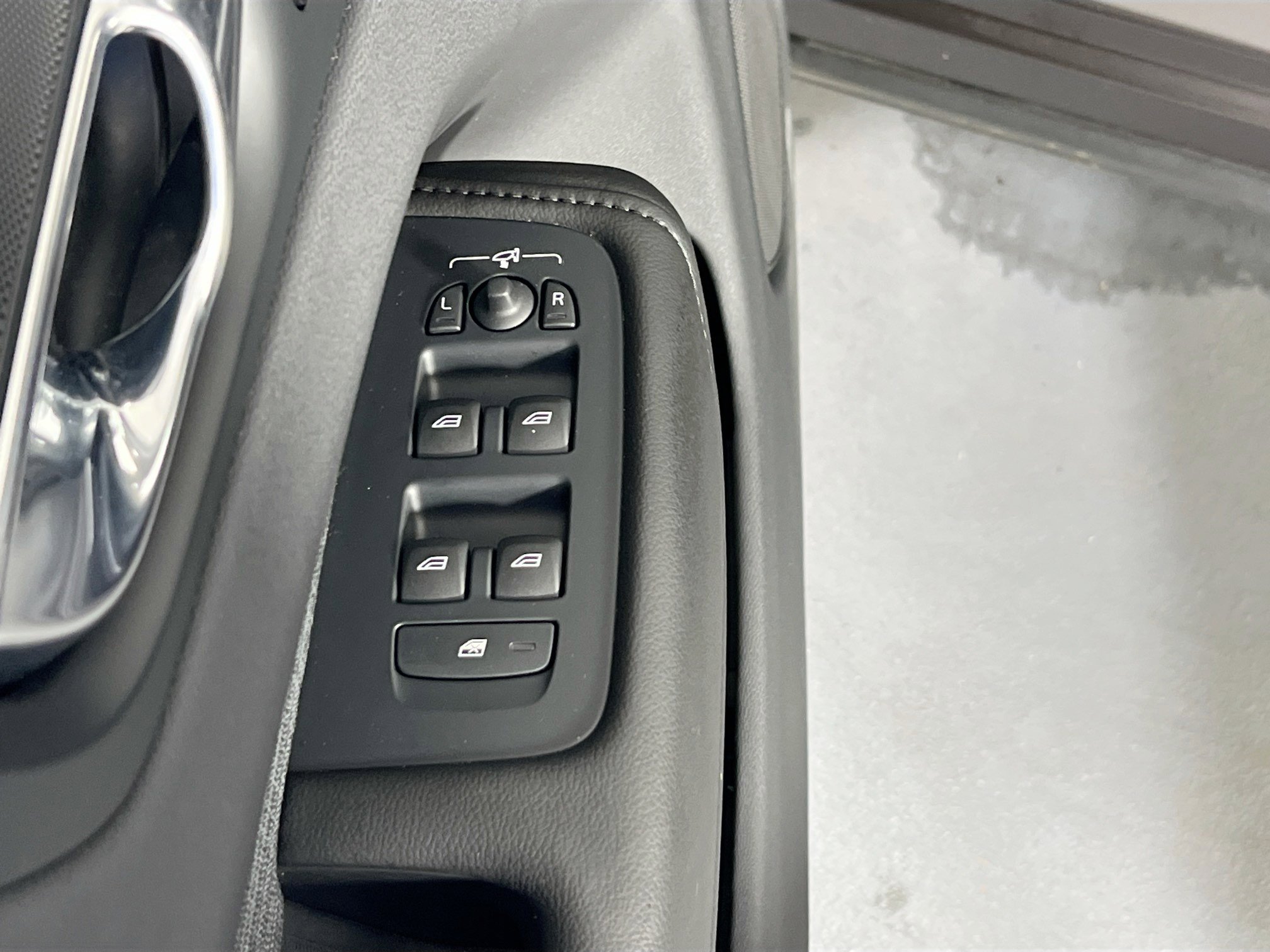 Used 2022 Volvo XC60 B5 Momentum image 18