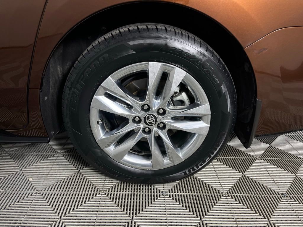 Used 2024 Toyota Sienna Limited image 29