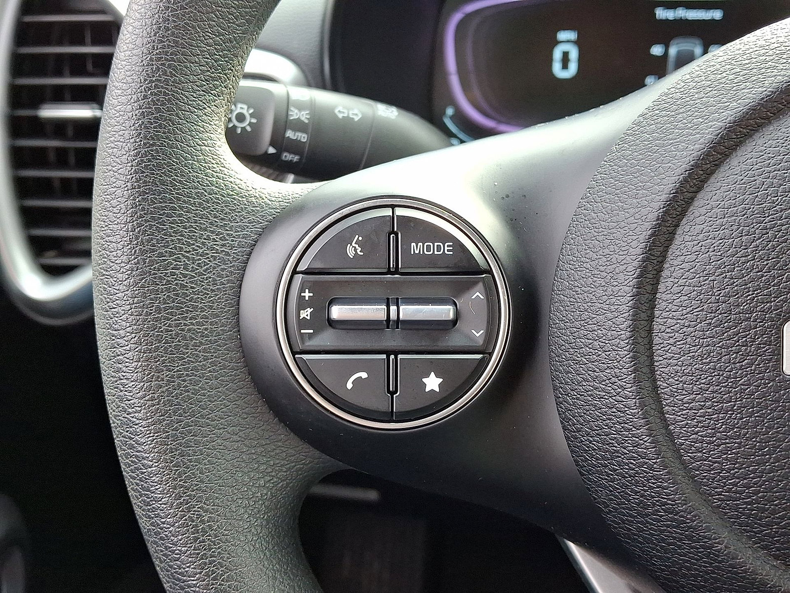 Used 2025 Kia Soul LX FWD image 17