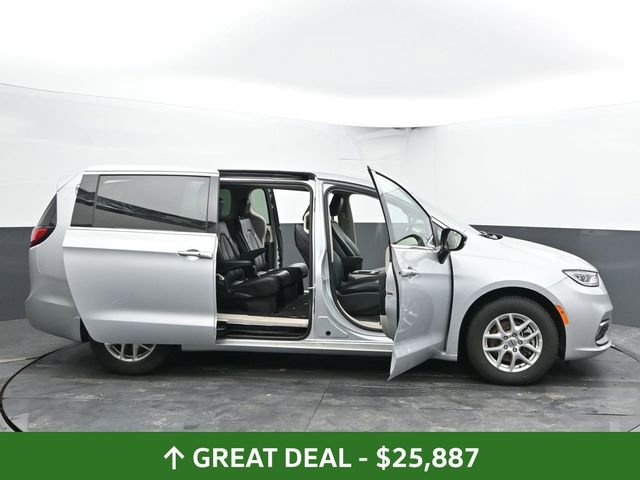 Used 2024 Chrysler Pacifica Touring-L image 61