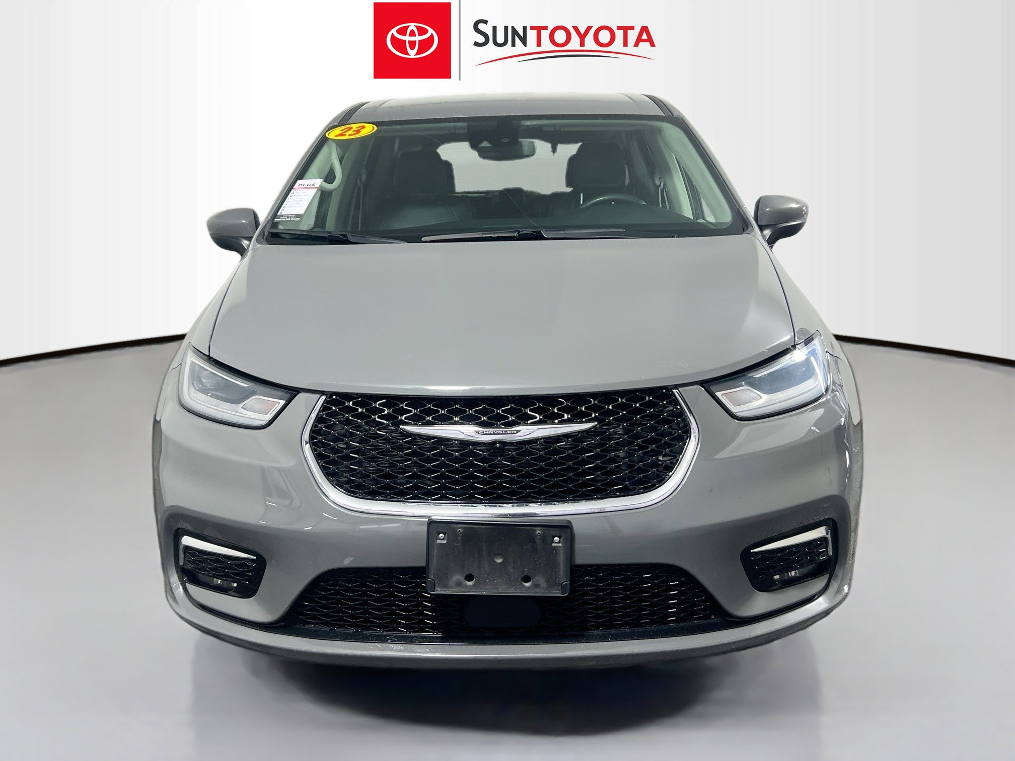 Used 2023 Chrysler Pacifica Touring-L image 10