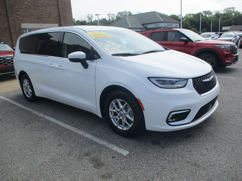 Used 2023 Chrysler Pacifica Touring-L FWD video 1