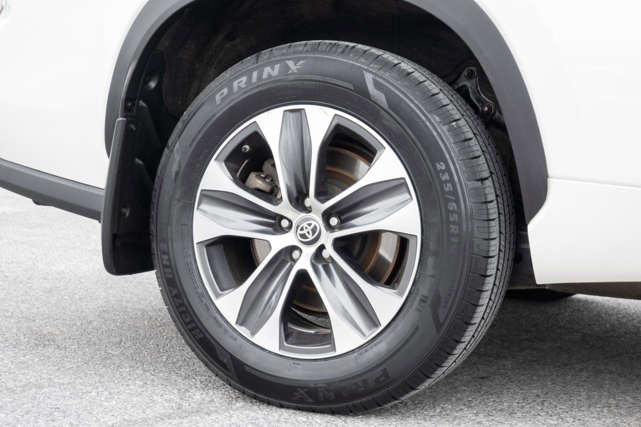 Used 2021 Toyota Highlander XLE image 12