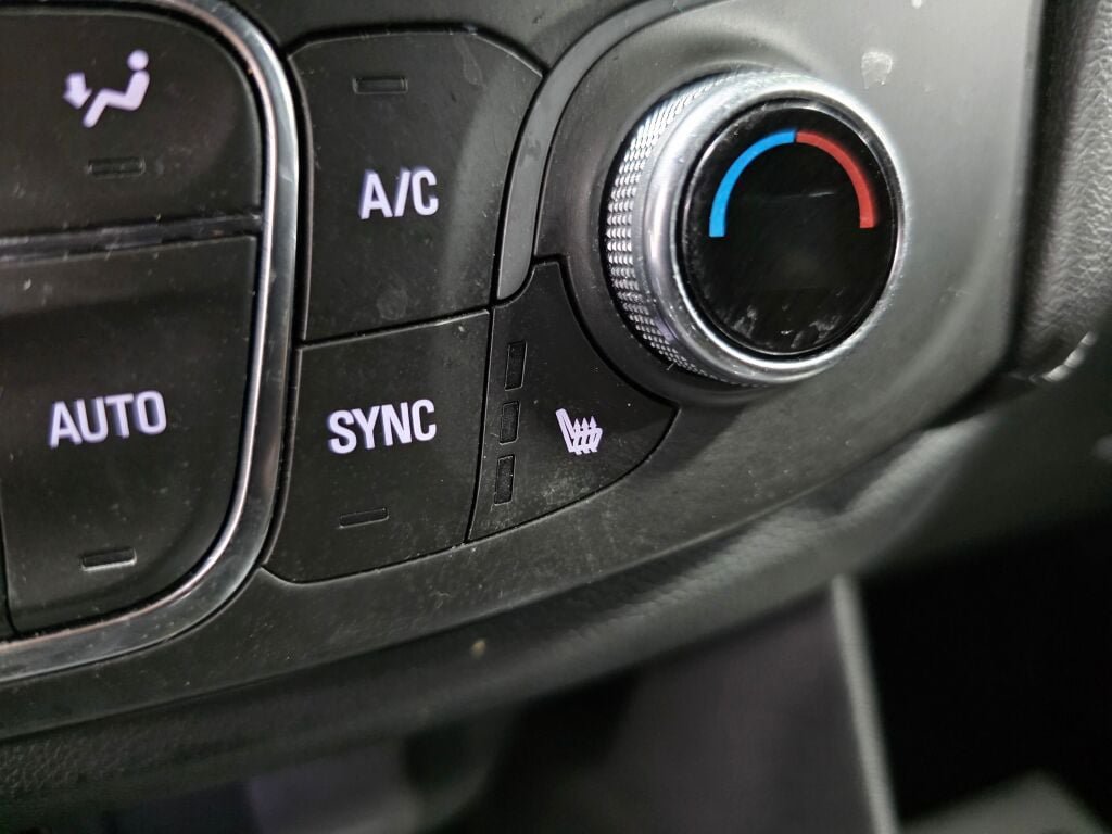 Used 2022 Chevrolet Traverse LT FWD image 17