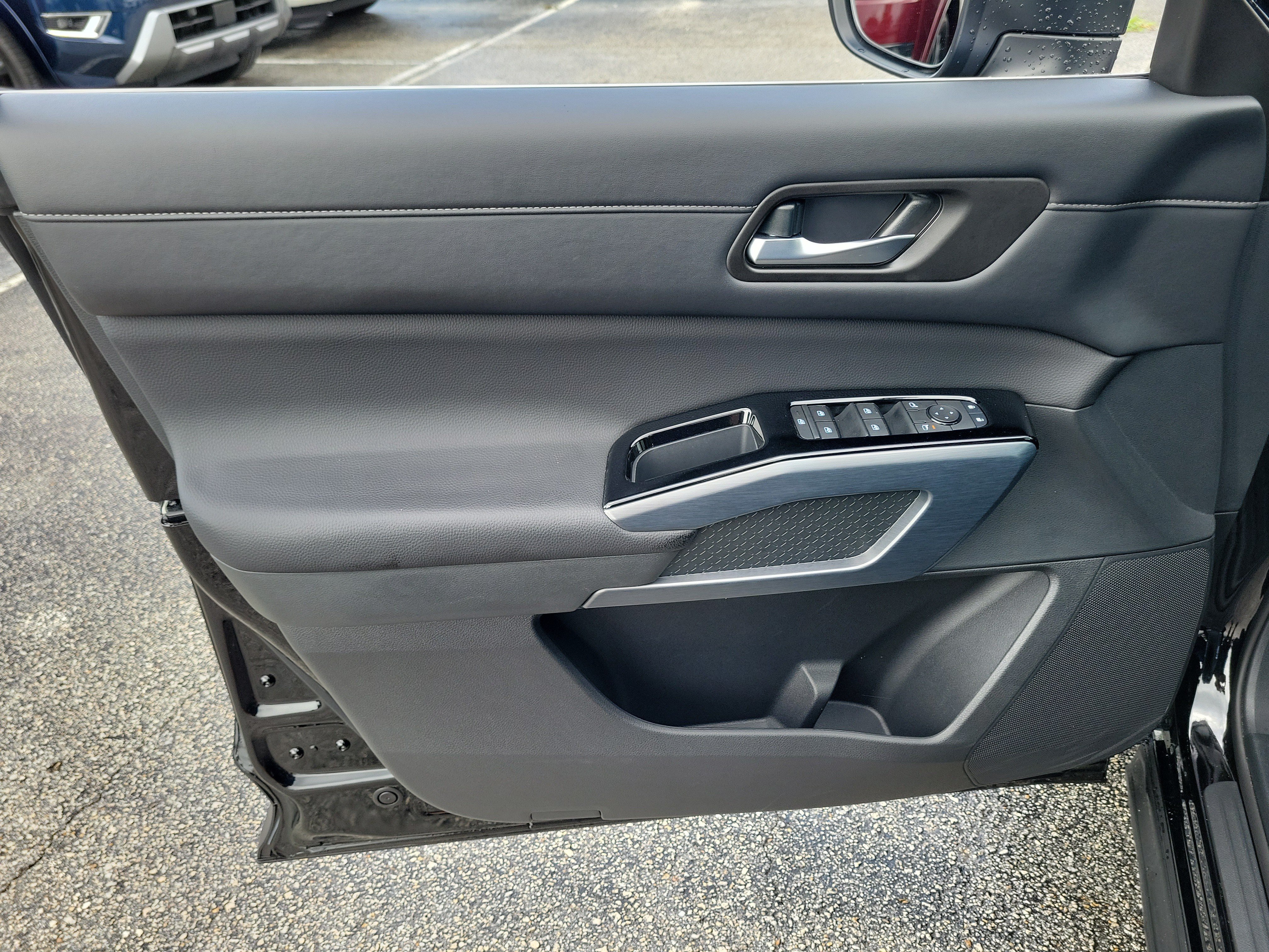 Certified 2025 Nissan Pathfinder SL w/ Black Appearance Package FWD image 10