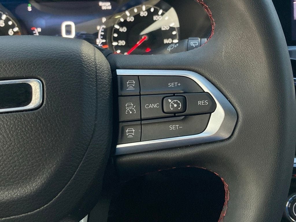 Used 2025 Jeep Compass Trailhawk AWD/4WD image 13