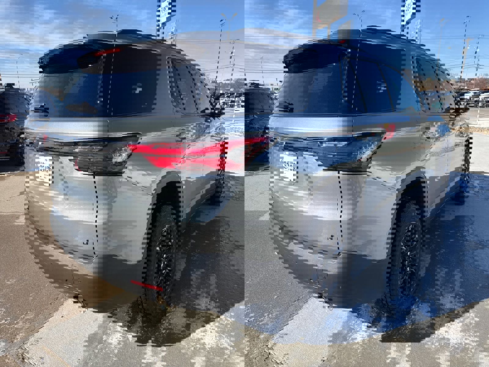 Used 2023 Chevrolet Traverse LT w/ Midnight/Sport Edition image 7