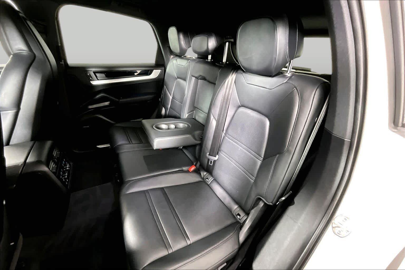 Used 2024 Porsche Cayenne AWD/4WD image 18