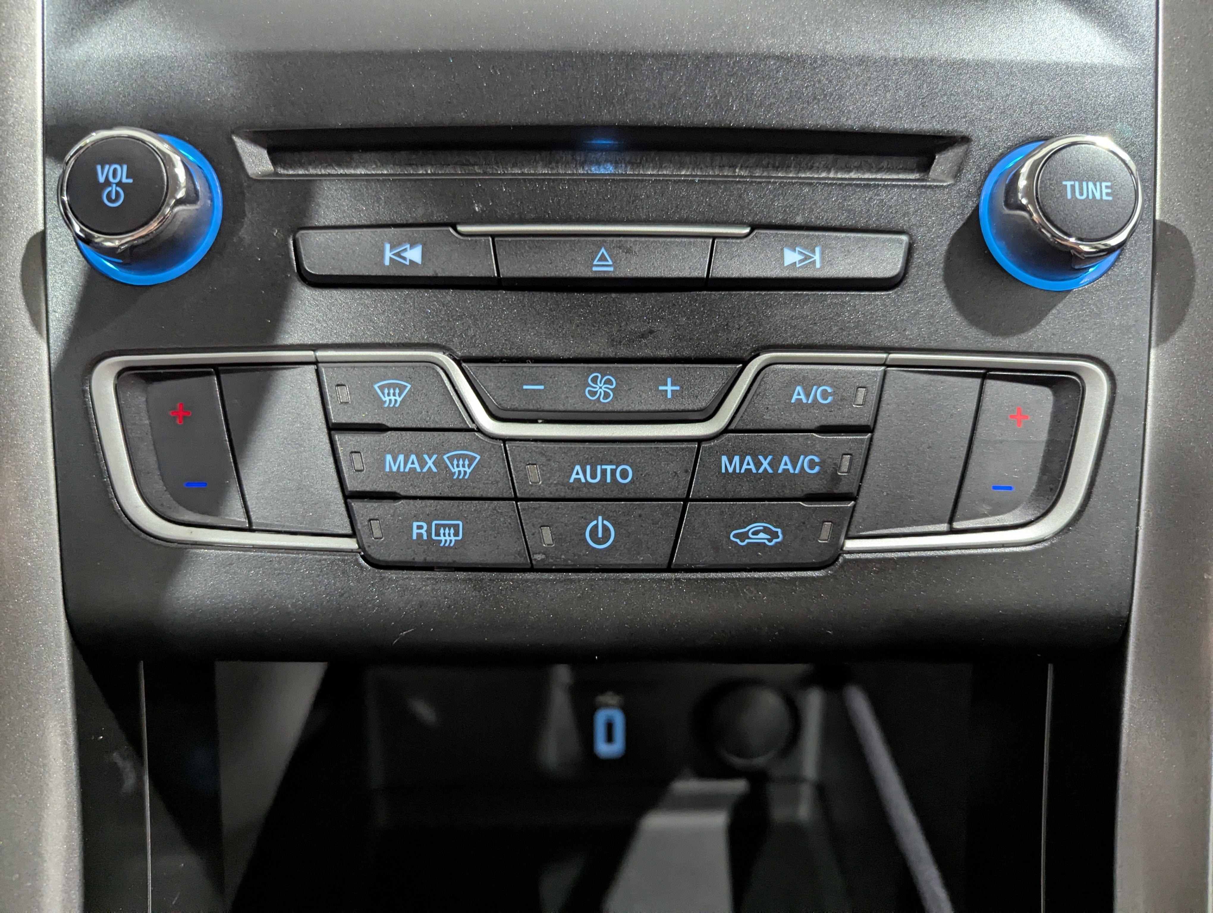 Used 2017 Ford Fusion SE w/ Fusion SE Technology Package FWD image 19