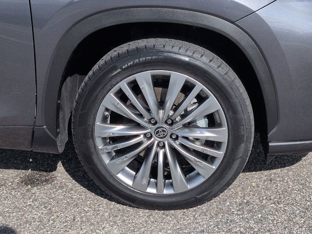 Used 2023 Toyota Highlander Platinum FWD image 11