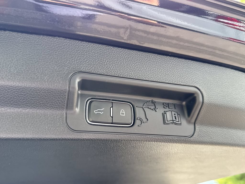 Used 2023 Ford Explorer XLT AWD/4WD image 34