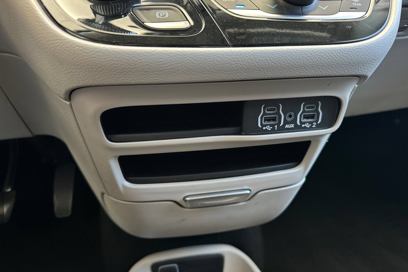 Used 2024 Chrysler Pacifica Touring-L FWD image 29