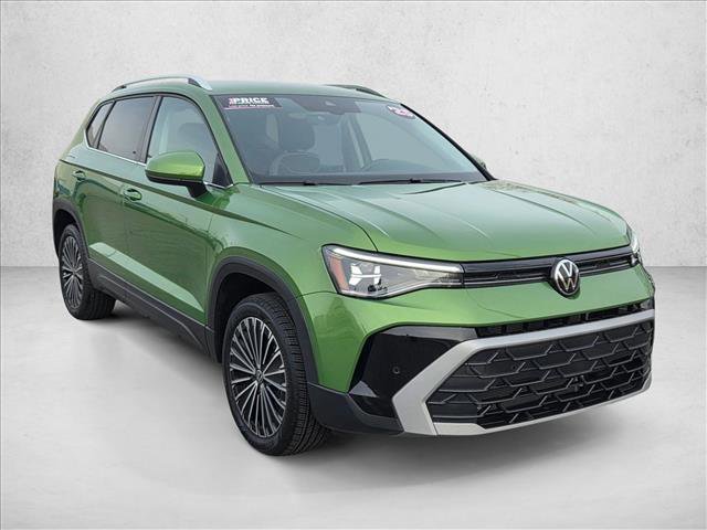 Certified 2025 Volkswagen Taos SE image 3