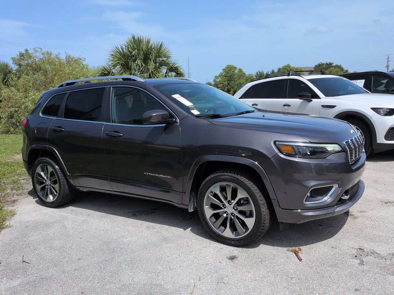 Used 2019 Jeep Cherokee Overland w/ Technology Group FWD image 2