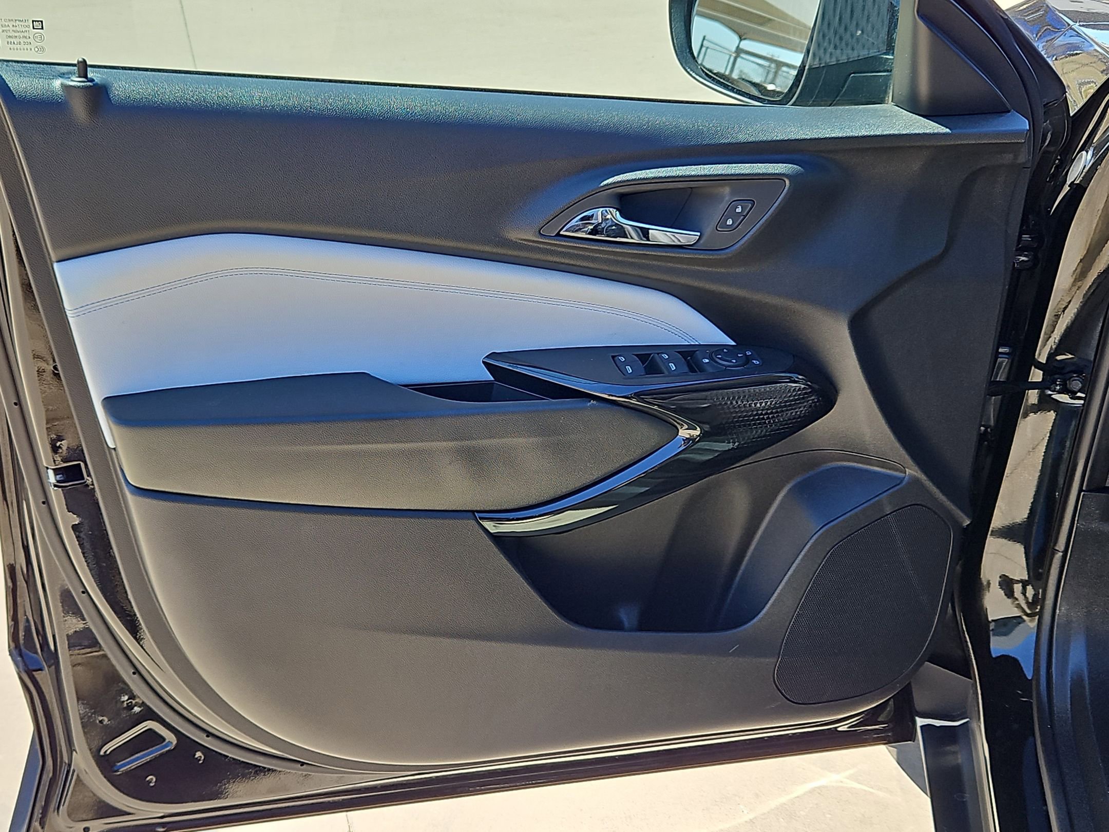 Certified 2025 Chevrolet Trax LT image 11