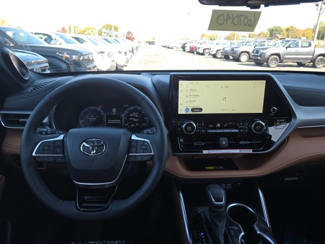 New 2026 Toyota Highlander Platinum image 12