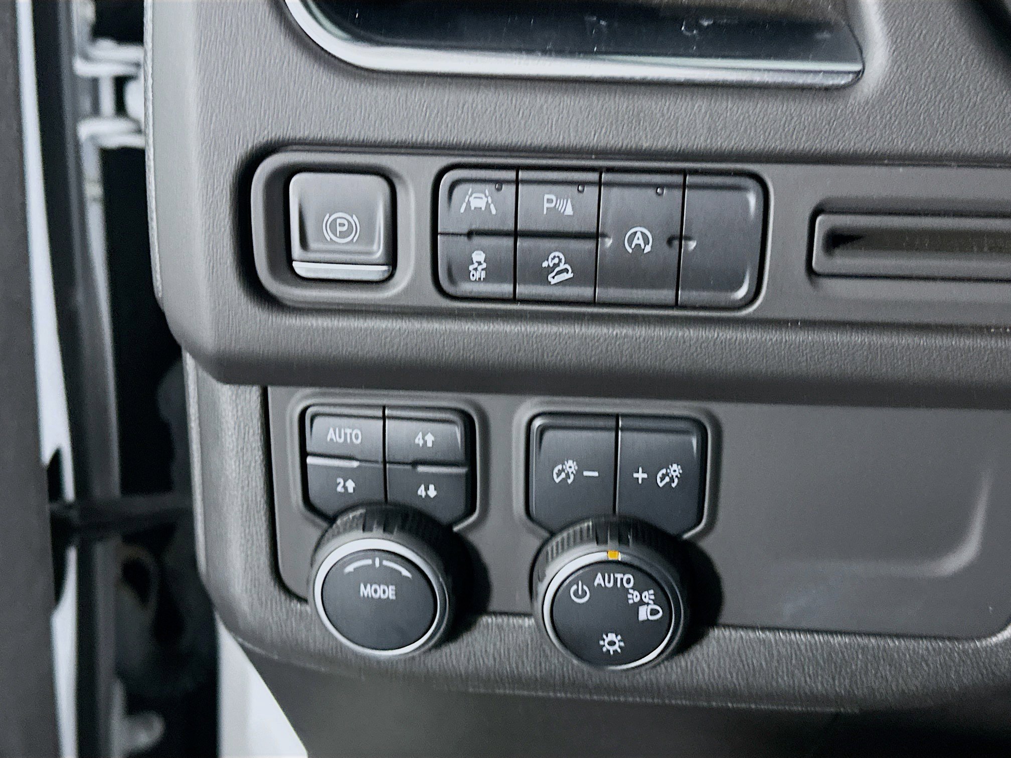 Used 2023 Chevrolet Suburban Premier image 17