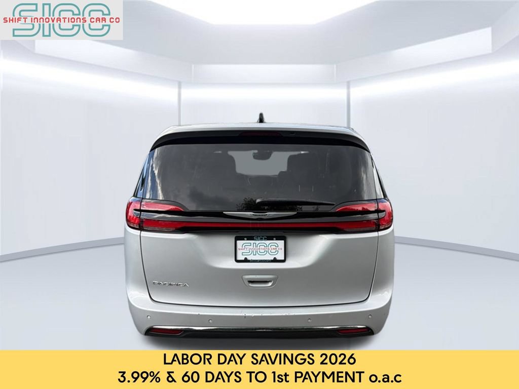Used 2024 Chrysler Pacifica Touring-L FWD image 5