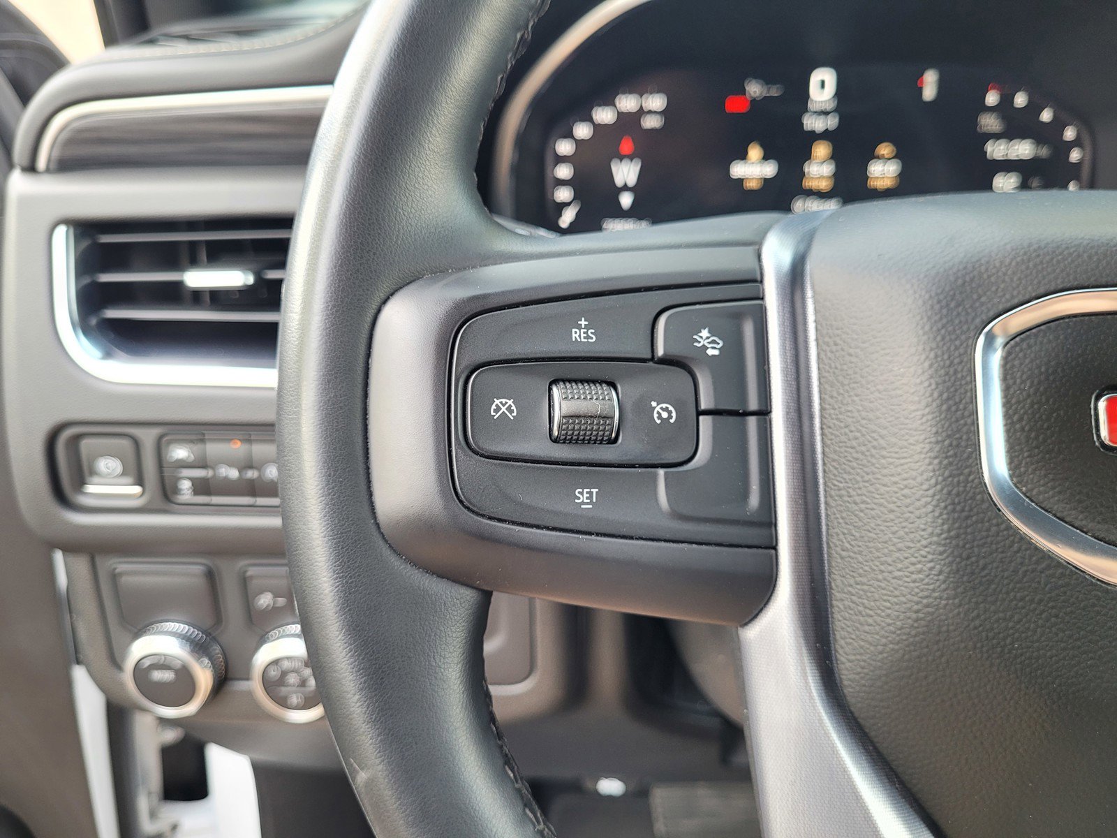 Used 2023 GMC Yukon SLT image 21