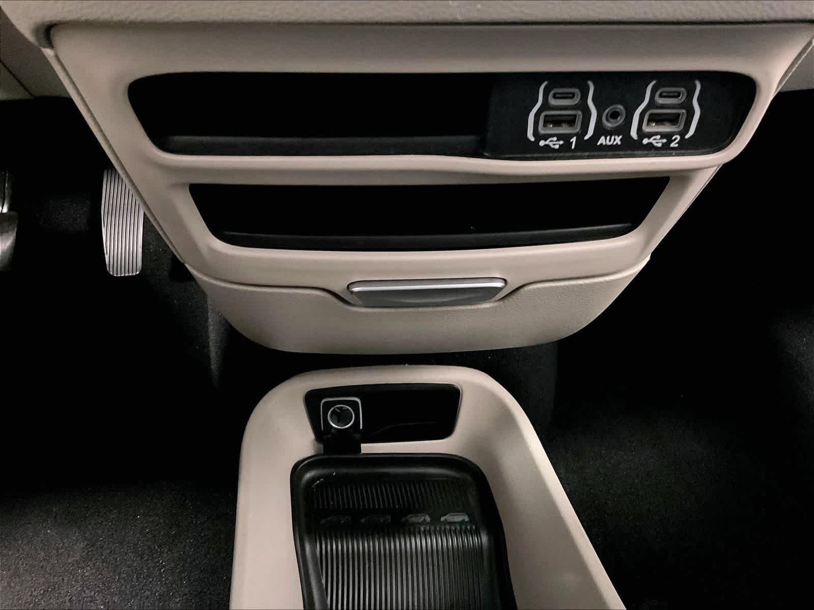 Used 2023 Chrysler Pacifica Touring-L FWD image 27