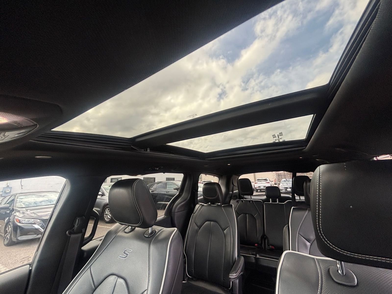 Used 2025 Chrysler Pacifica Limited image 32