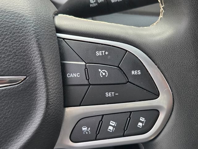 Used 2024 Chrysler Pacifica Touring-L FWD image 24