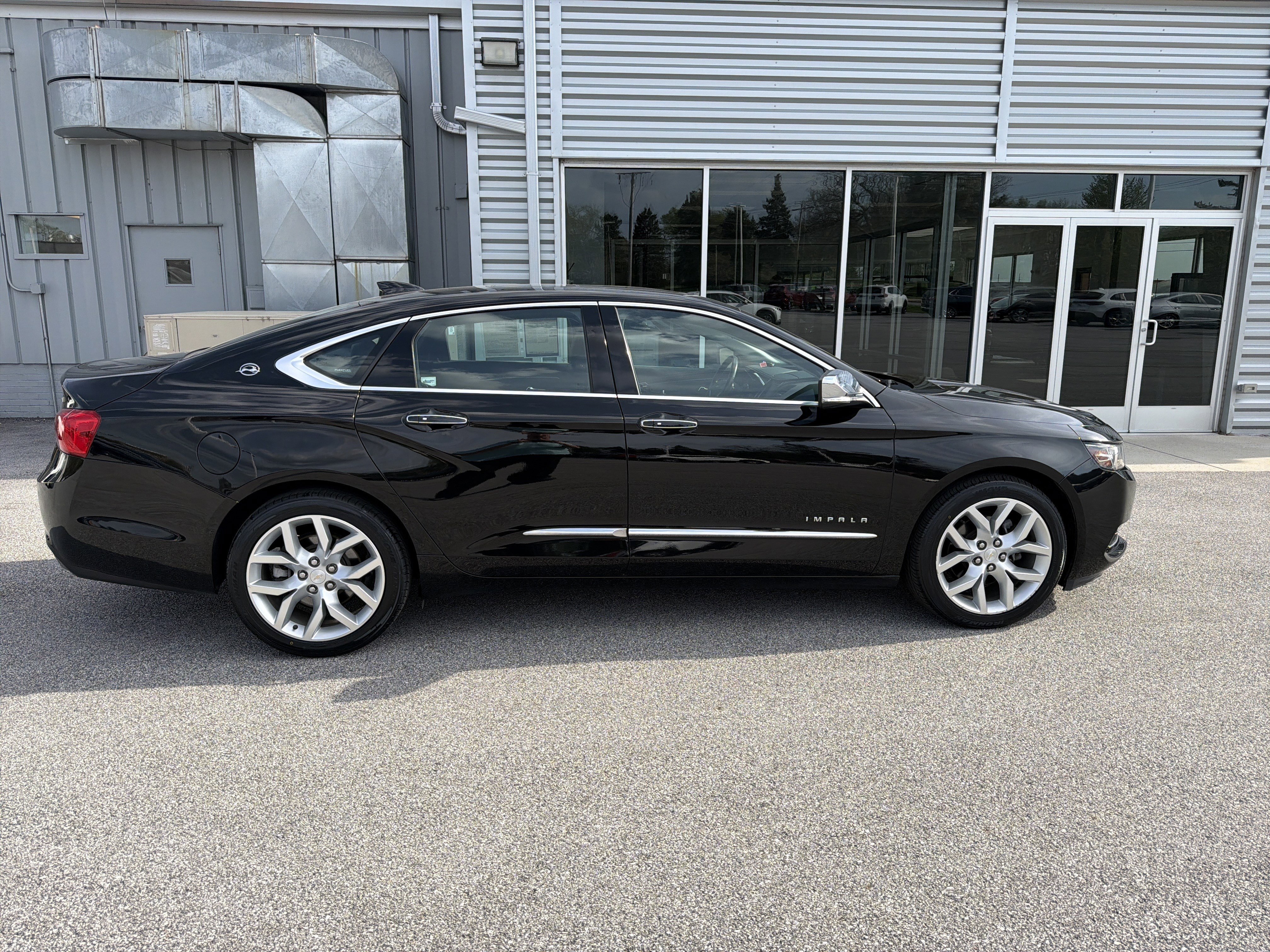 Used 2019 Chevrolet Impala Premier w/ Premier Convenience Package FWD image 2