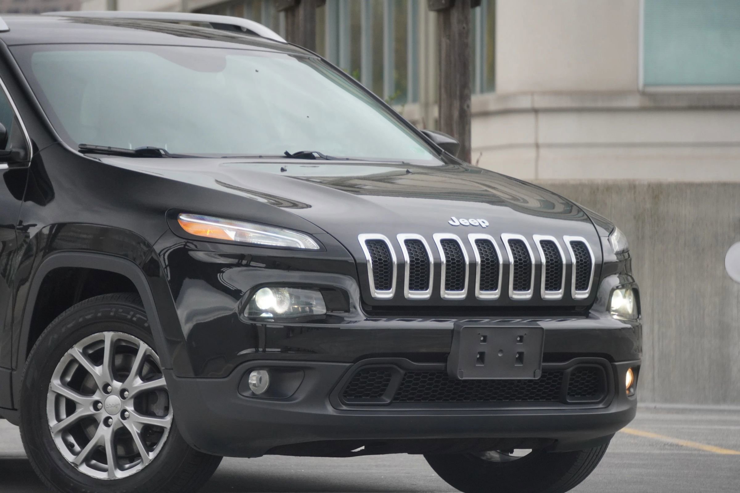 Used 2018 Jeep Cherokee Latitude Plus w/ Cold Weather Group image 16