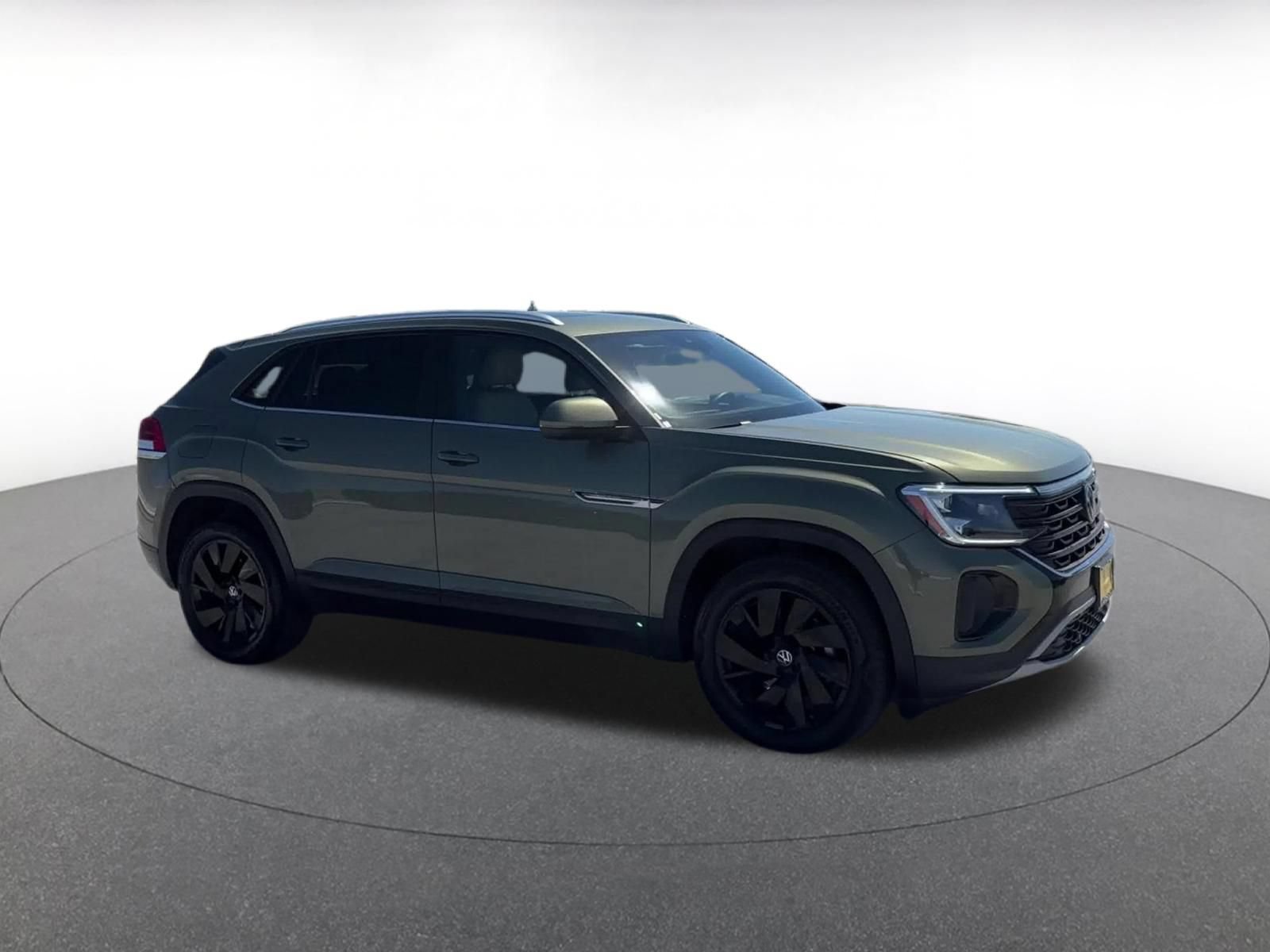Used 2026 Volkswagen Atlas Cross Sport SE AWD/4WD image 2