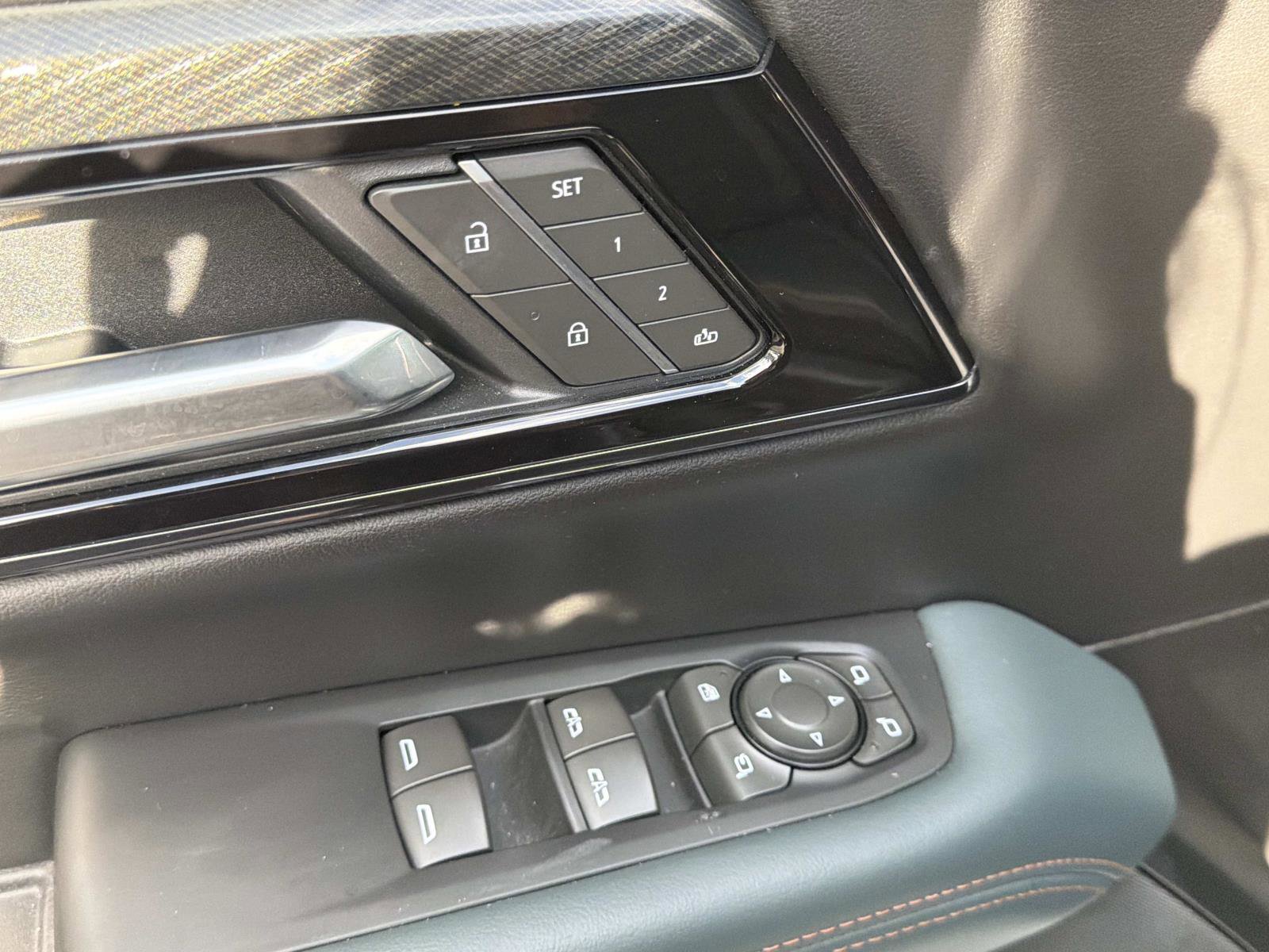 Used 2025 GMC Yukon AT4 AWD/4WD image 18