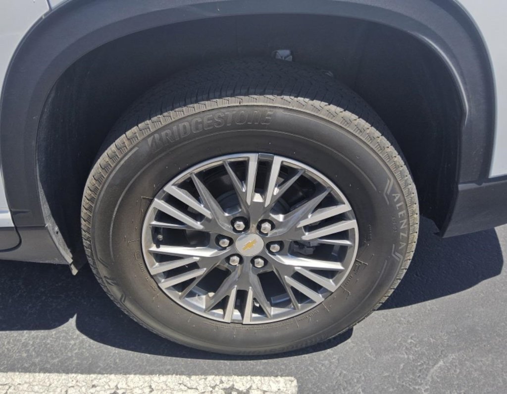 Used 2025 Chevrolet Traverse LT w/ Driver Confidence Package FWD image 5