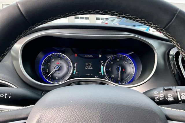 Used 2023 Chrysler Pacifica Touring-L FWD image 18