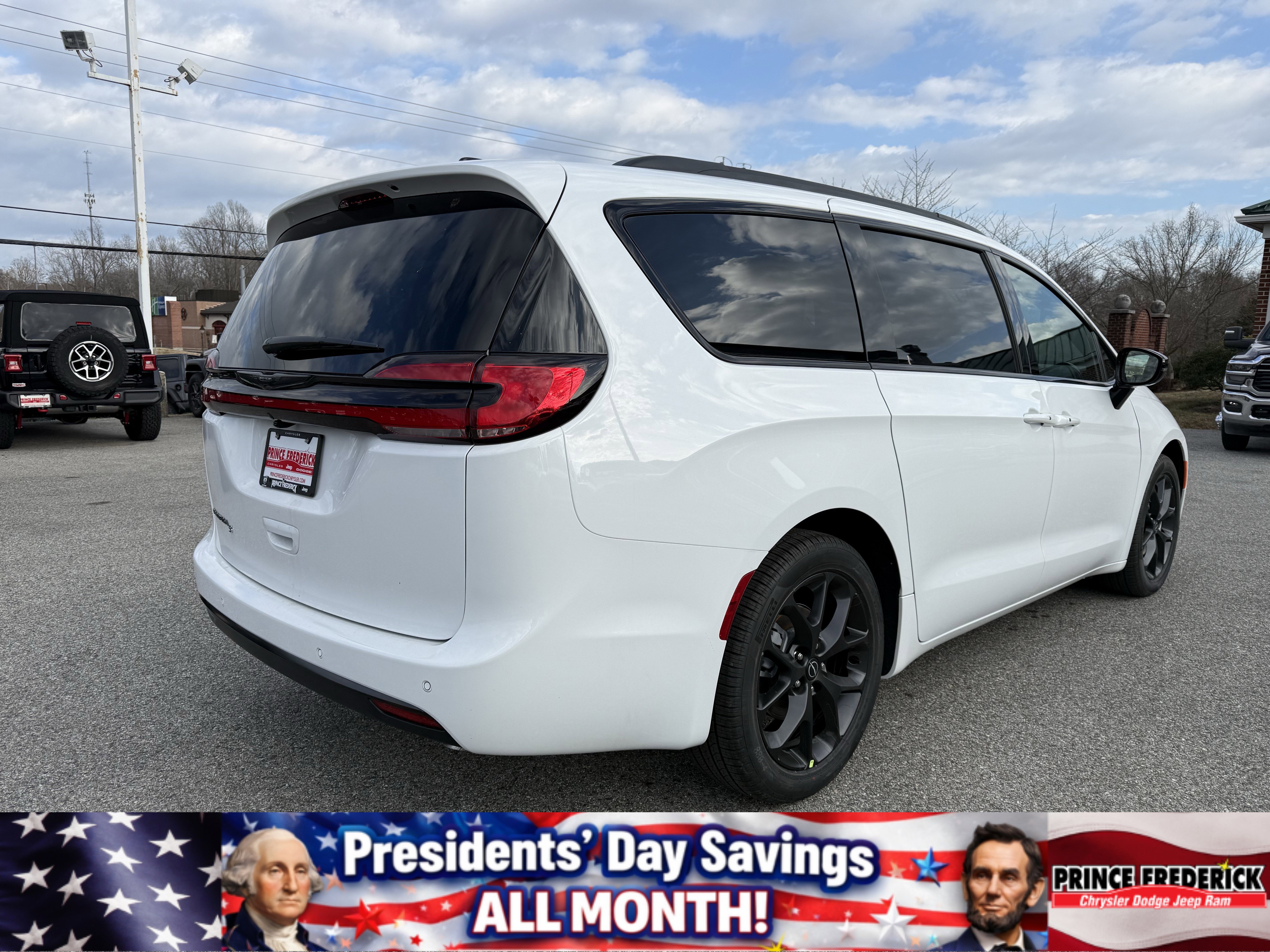New 2026 Chrysler Pacifica Select image 3