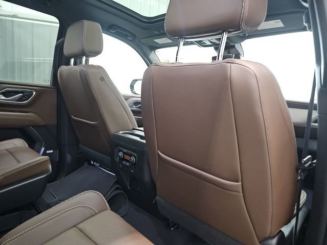 Used 2023 Chevrolet Suburban High Country image 14