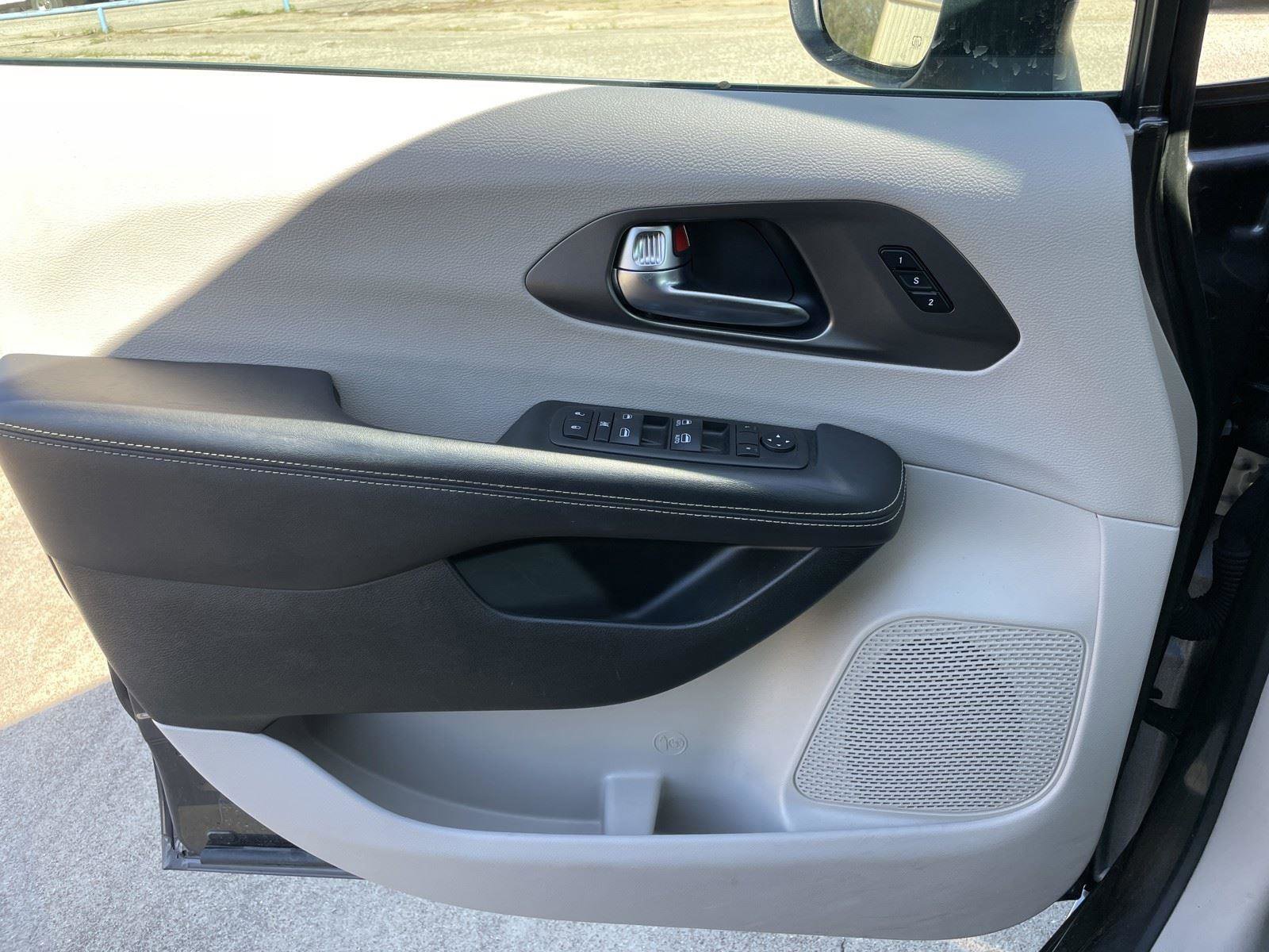 Used 2023 Chrysler Pacifica Touring-L image 34