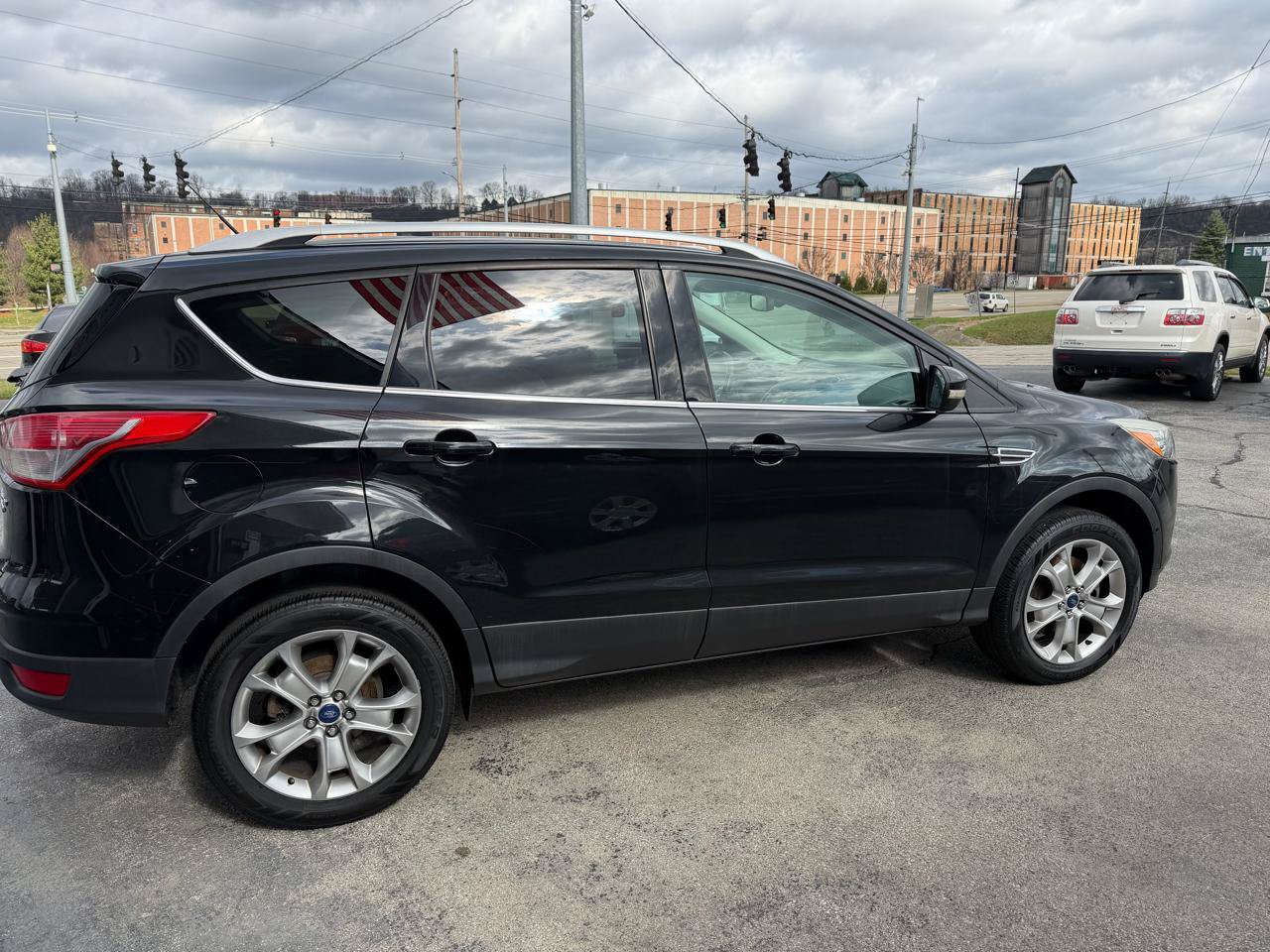 Used 2015 Ford Escape Titanium w/ Equipment Group 301A AWD/4WD image 2