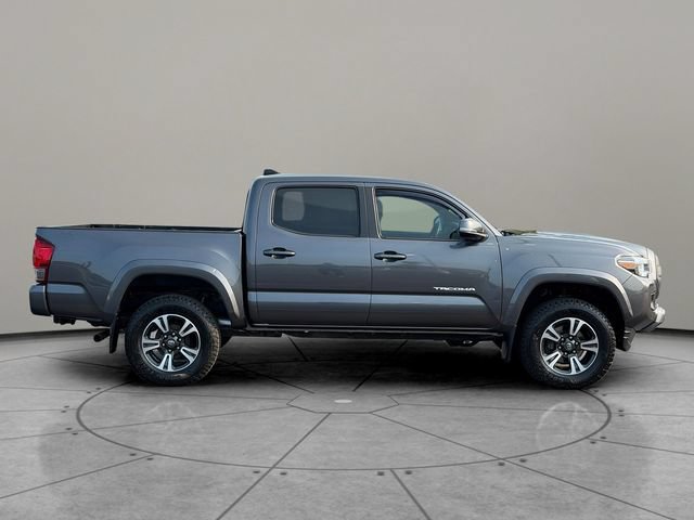 Used 2016 Toyota Tacoma TRD Sport AWD/4WD image 7