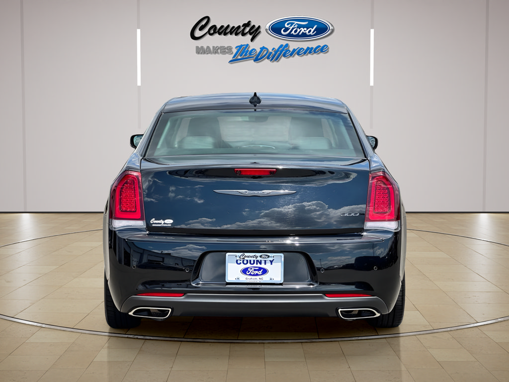 Used 2023 Chrysler 300 Touring L RWD image 11