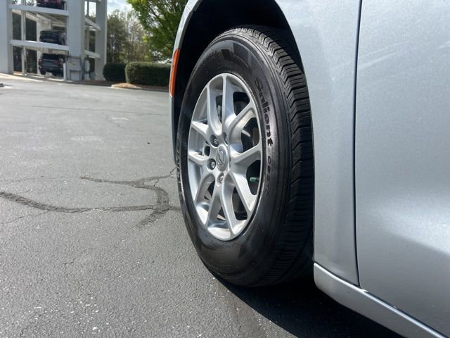Used 2024 Chrysler Pacifica Touring-L image 11