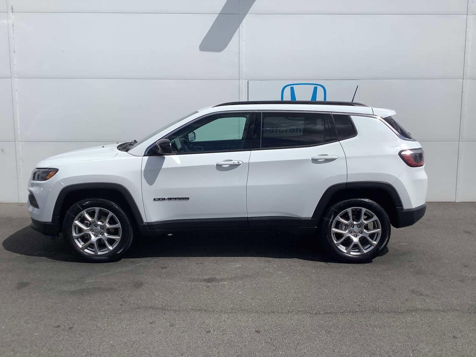 Used 2022 Jeep Compass Latitude AWD/4WD image 2