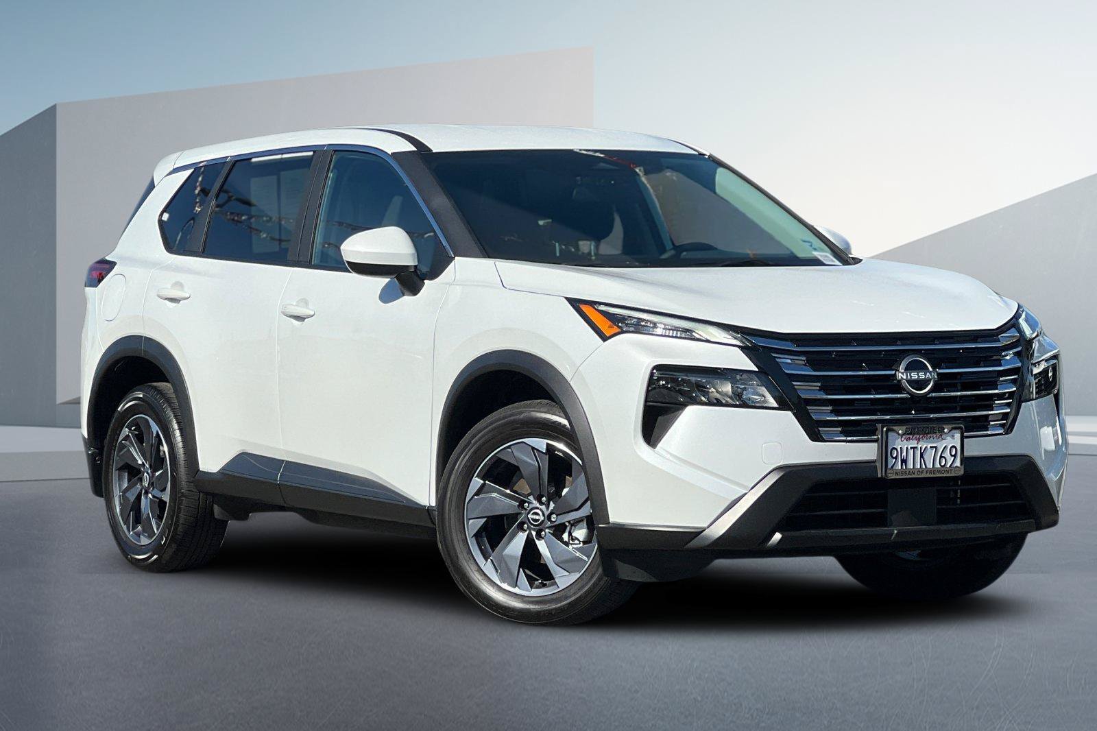 Certified 2026 Nissan Rogue SV FWD image 2