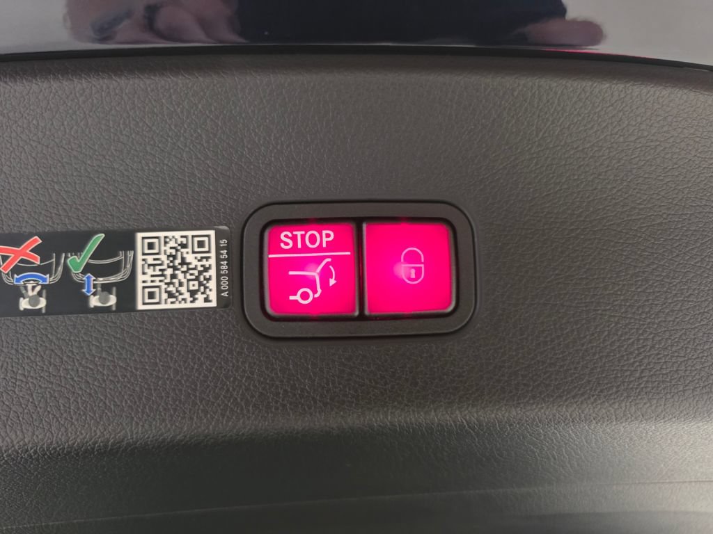 Used 2024 Mercedes-Benz GLC 300 4MATIC image 11