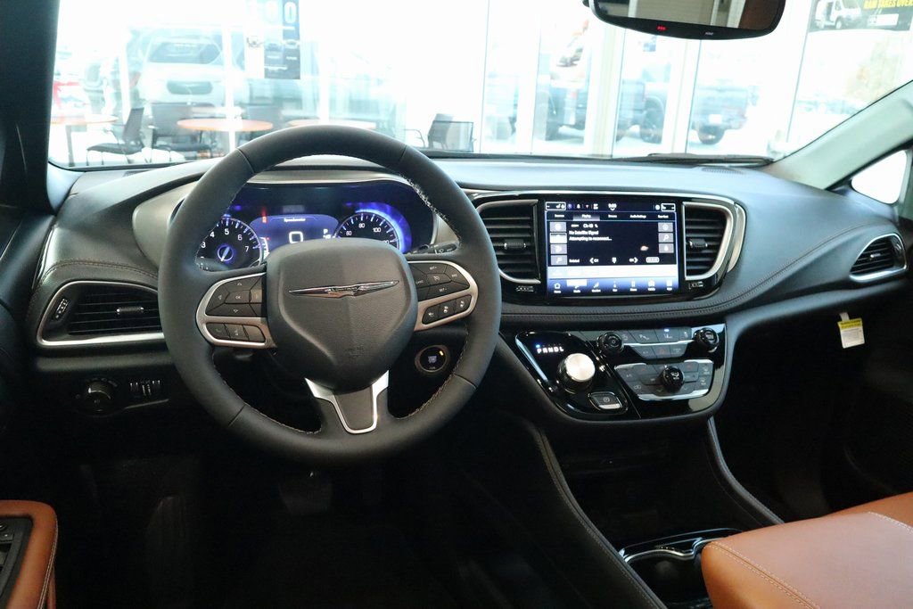 New 2026 Chrysler Pacifica Pinnacle FWD image 2