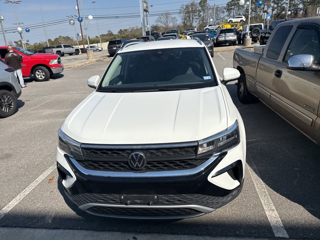Used 2024 Volkswagen Taos SE image 2