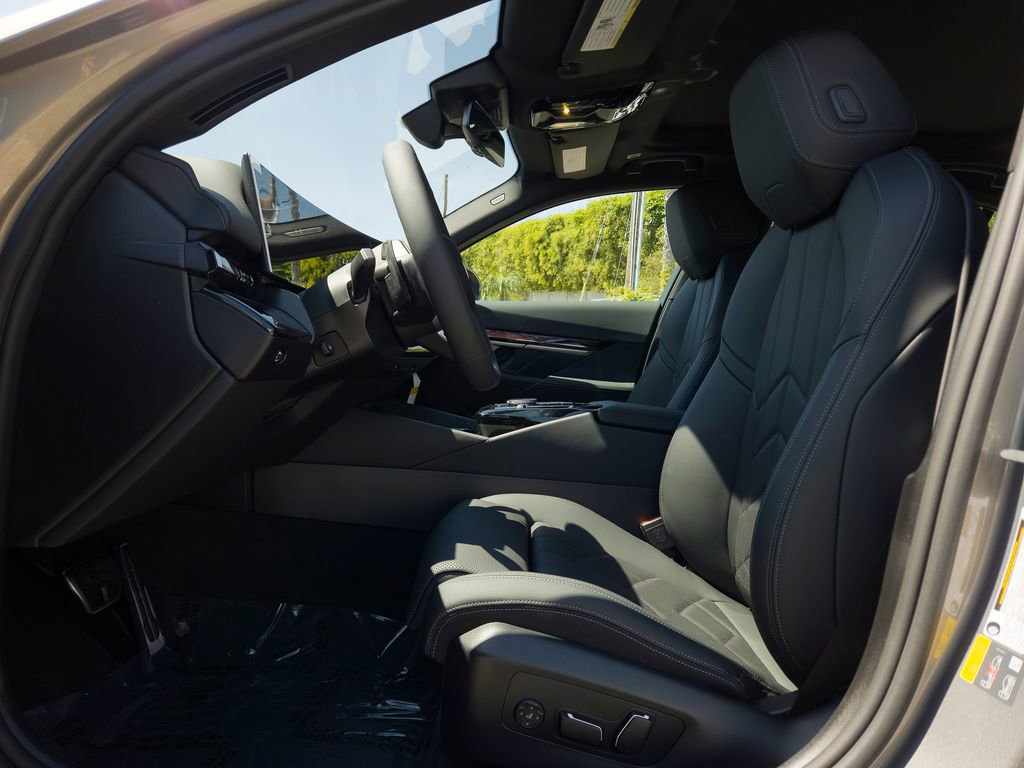 New 2026 BMW 550e xDrive w/ Premium Package AWD/4WD image 8